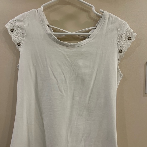 Crisp white T with laces in the back - Picture 6 of 7